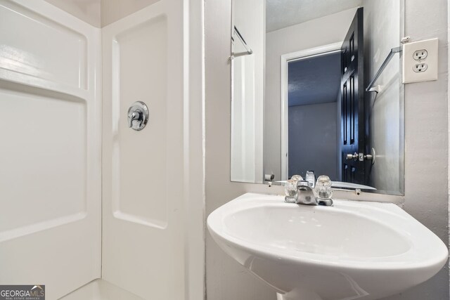 bathroom featuring sink