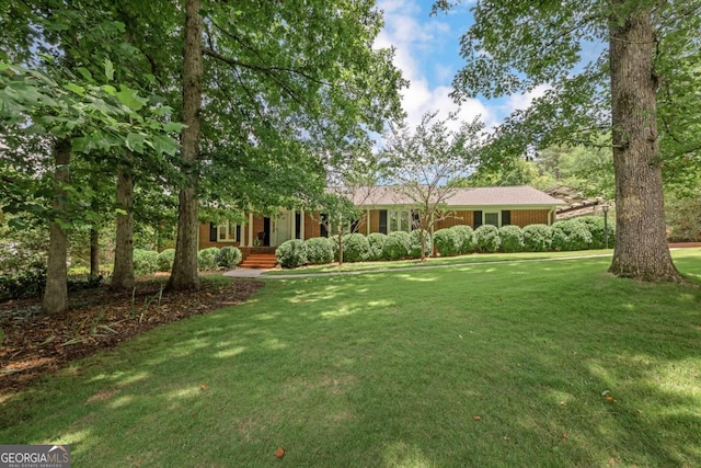 view of front of home featuring a front lawn