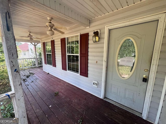 doorway to property with covered porch and ceiling fan