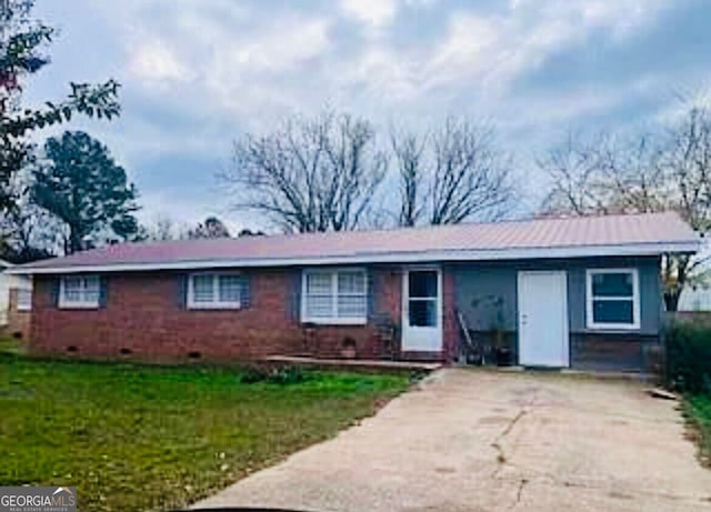 ranch-style home with a front yard