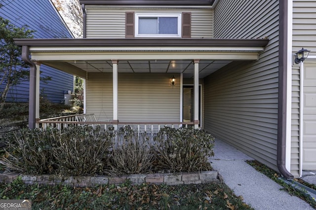 entrance to property featuring a porch