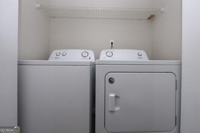 laundry room with washing machine and dryer