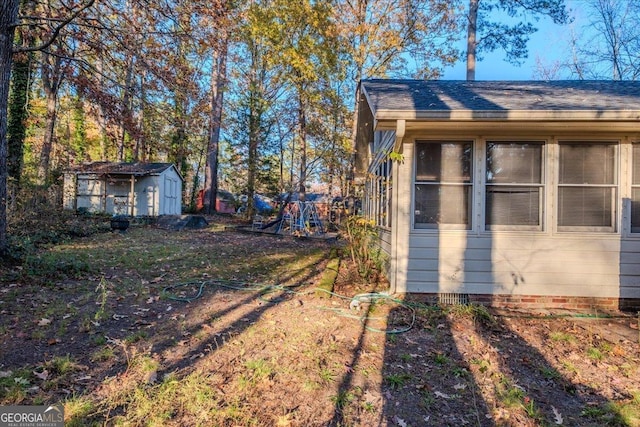 view of yard featuring a storage shed