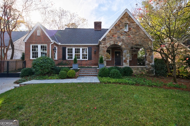 view of front of property with a front lawn