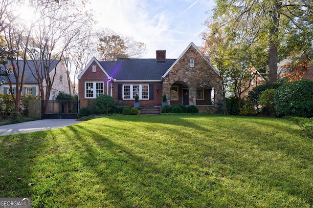 view of front facade featuring a front lawn