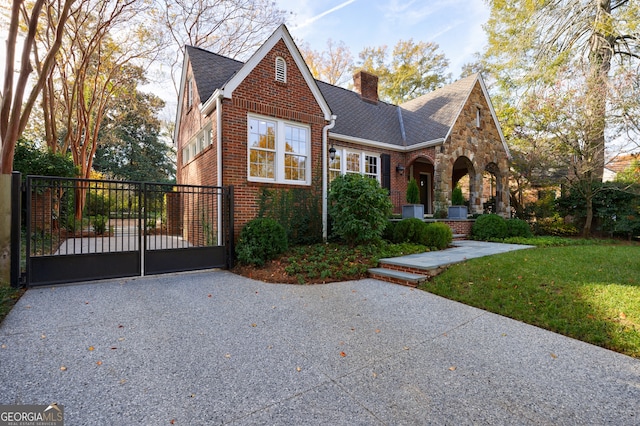 view of front facade featuring a front lawn and a porch