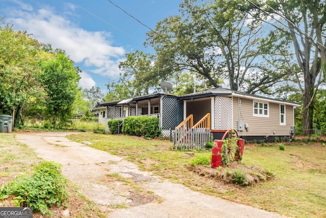 view of front of property featuring a porch and a front yard