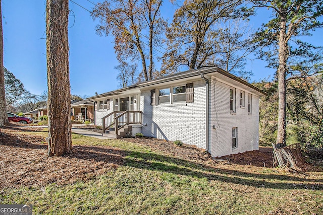 single story home featuring a front yard