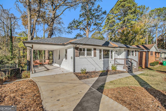 view of front of house featuring a front lawn and a carport