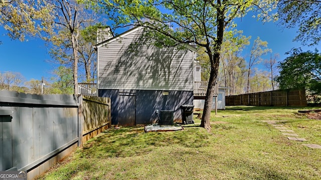 view of yard featuring an outdoor structure