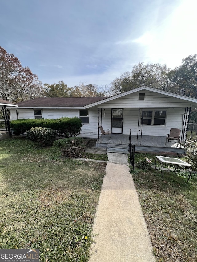 view of front of home with covered porch and a front lawn