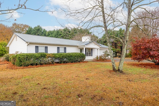 ranch-style house featuring a front yard