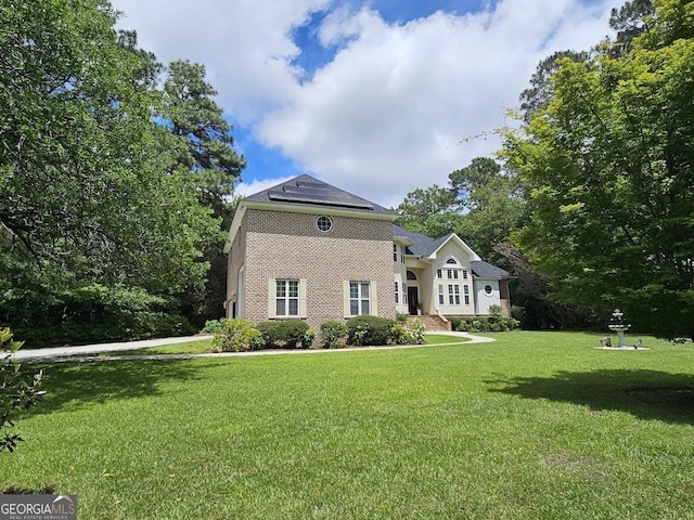 view of front of property featuring a front lawn