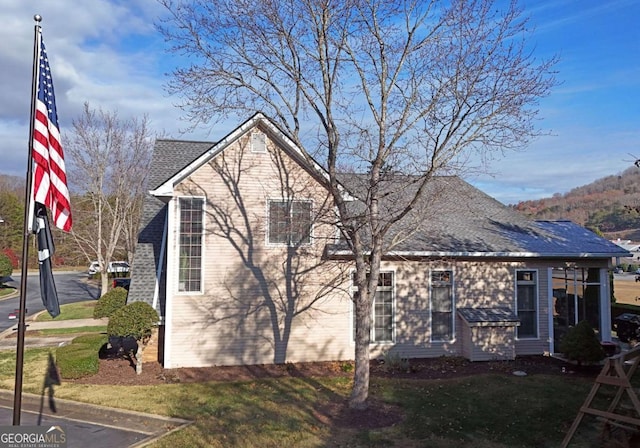 view of front of home featuring a front yard