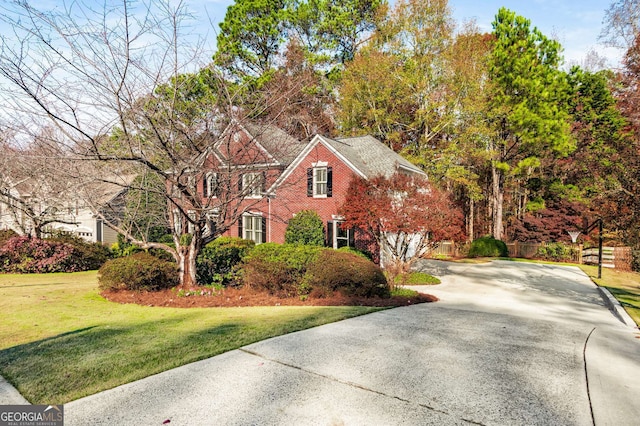 view of front of property featuring a front yard