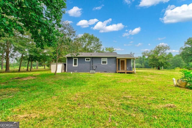 back of house featuring a lawn