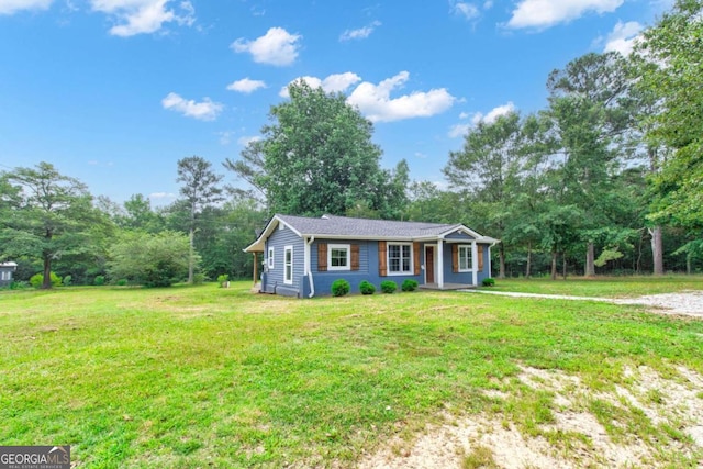 single story home featuring a front yard