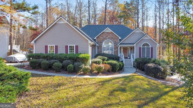 view of front of property featuring a front yard