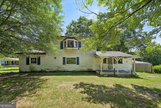 split level home with a front lawn