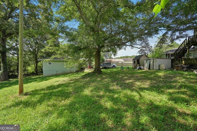 view of yard with a shed