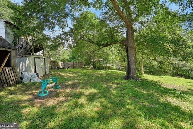 view of yard with a storage shed