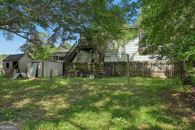 view of yard featuring a storage unit