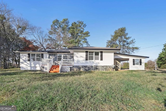 view of front of house featuring a carport and a front yard