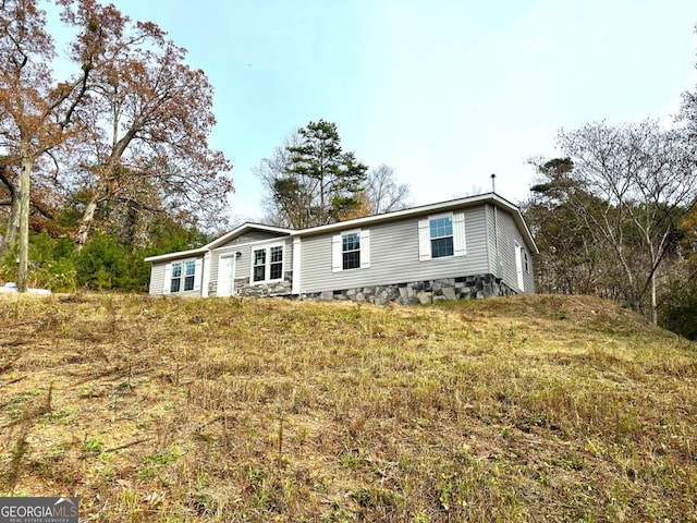 view of front of property with a front yard