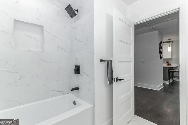 bathroom with tiled shower / bath combo