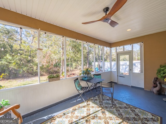 sunroom with ceiling fan