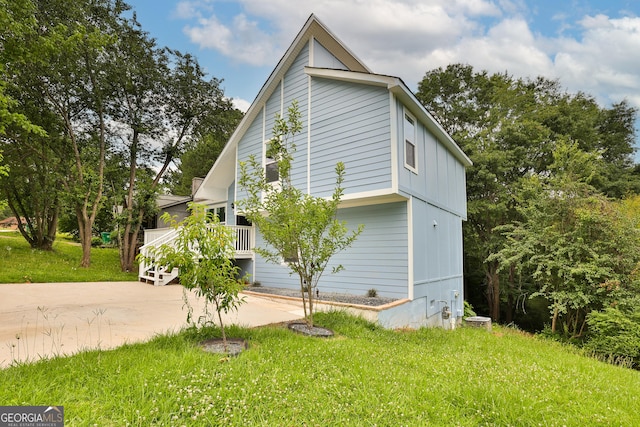 view of side of property featuring a yard