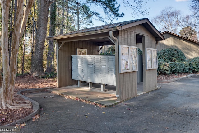 view of property's community featuring mail boxes