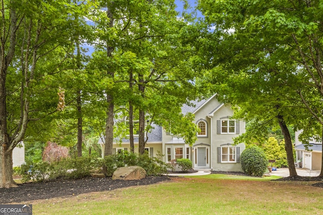 view of front of property featuring a front yard