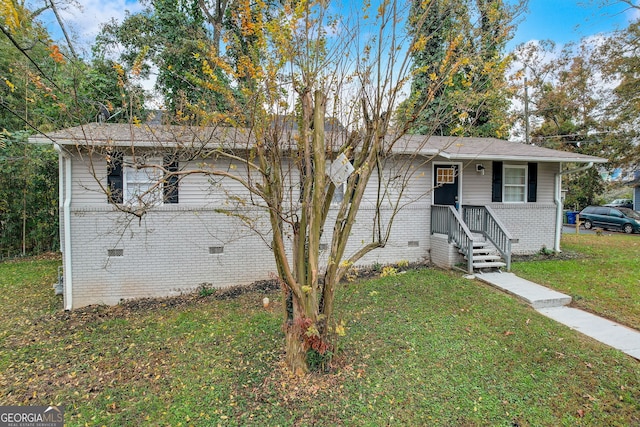 view of front of home with a front lawn