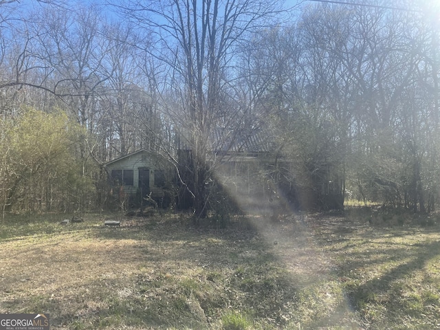 view of yard with dirt driveway