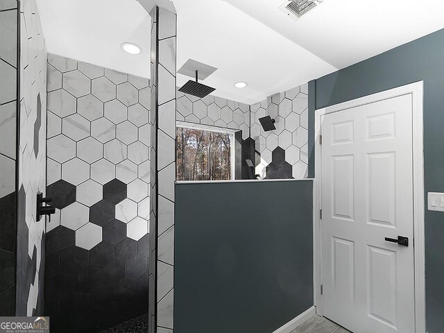 bathroom featuring a tile shower