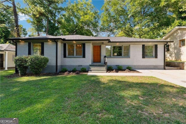 single story home featuring a front lawn