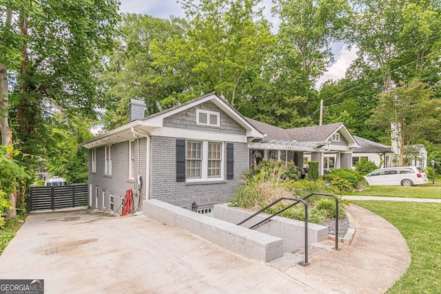 view of front of property with a front yard