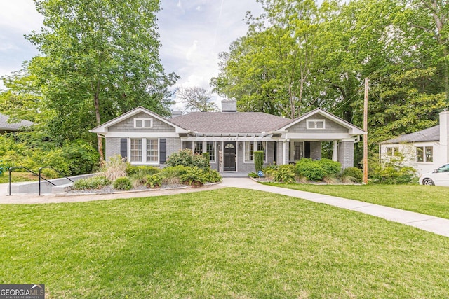 view of front of property featuring a front yard