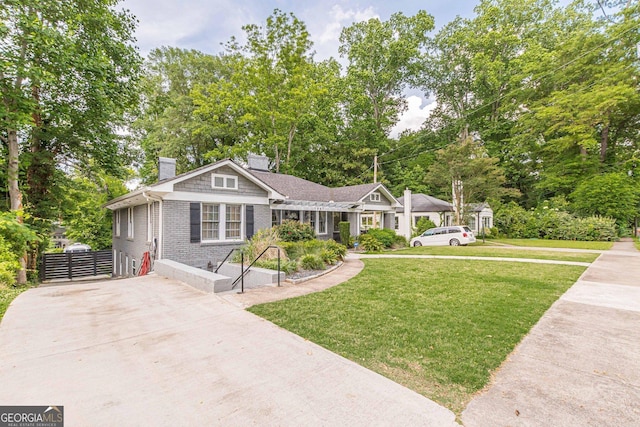 view of front of home featuring a front yard