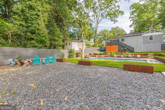 view of yard featuring a pool