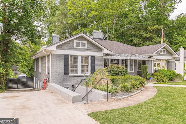 view of front of home with a front lawn