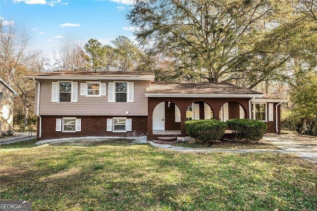 split level home with a front lawn