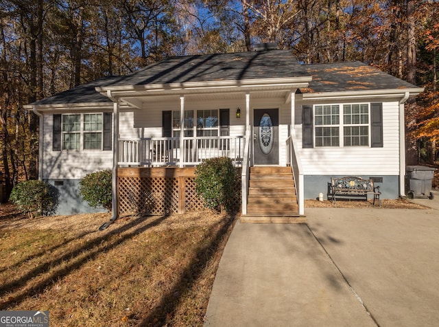 view of front of house with covered porch and a front lawn