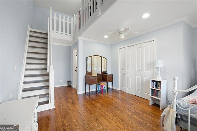 foyer featuring ceiling fan, dark hardwood / wood-style flooring, and ornamental molding