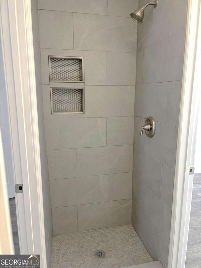 bathroom featuring tiled shower