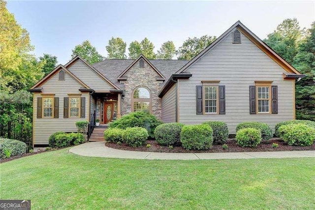 view of front of property featuring a front lawn