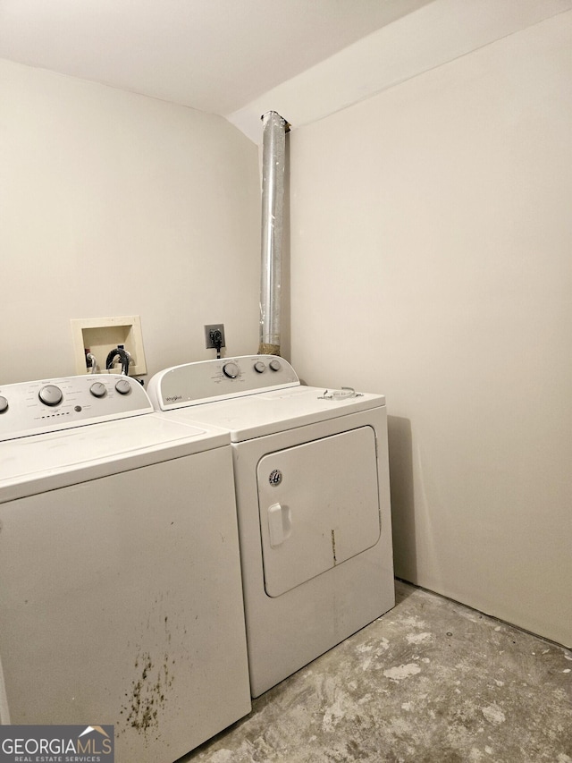 clothes washing area featuring washing machine and dryer