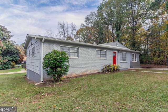 ranch-style home with a front lawn