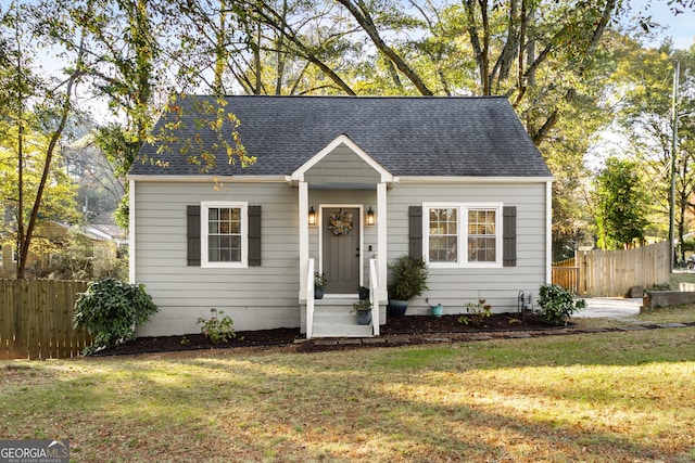 view of front of property featuring a front lawn